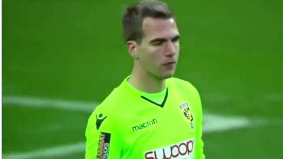 但他在泳池 但他在泳池